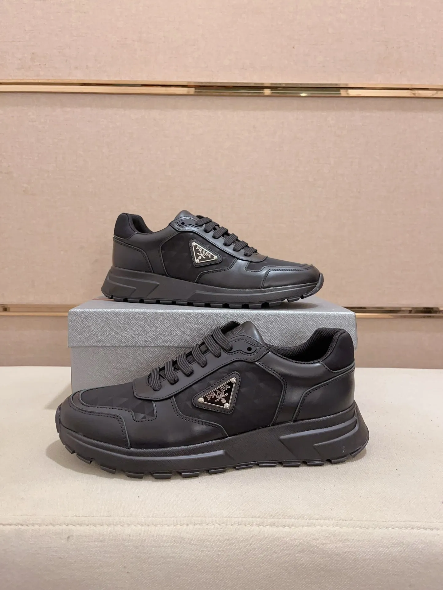 Men's shoes 💰 560 💰 (high version) new Prada (Prada) high-tops are launched at the same time, new men's shoes, 😘fabrics are selected from waterproof technical cloth. First layer cowhide lining. 👍🏿Original molded anti-slip rubber outsole, with exquisite lines, simple and elegant, comfortable and high-end for leisure travel. Number of yards: 38 to 44. (Can be customized for 45.46.)